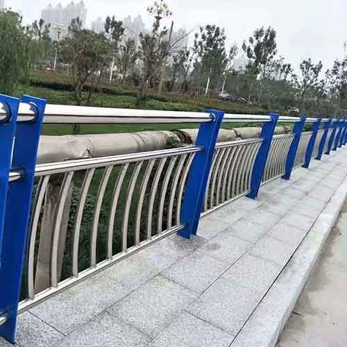 不锈钢桥梁栏杆的材料选择
